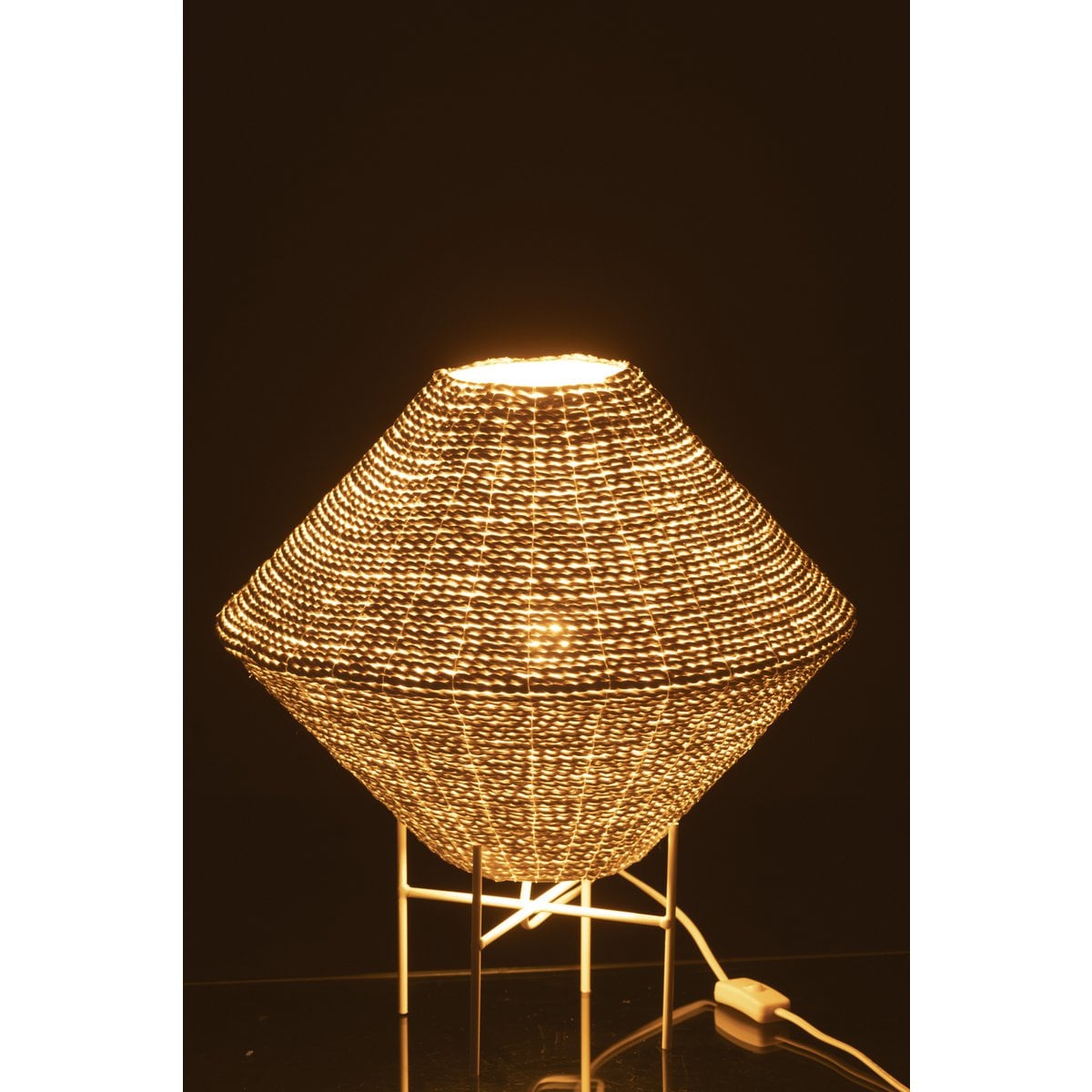 Lampe à suspension J-Line allumée, éclairant un espace