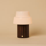 Lampe de table rechargeable Lio marron foncé avec abat-jour interchangeable