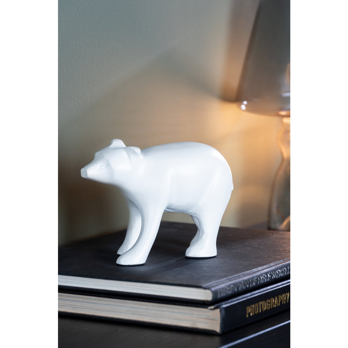 Statue Ours en céramique blanche dans un intérieur moderne