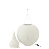 Lampe J-Line Aladin allumée dans un salon moderne