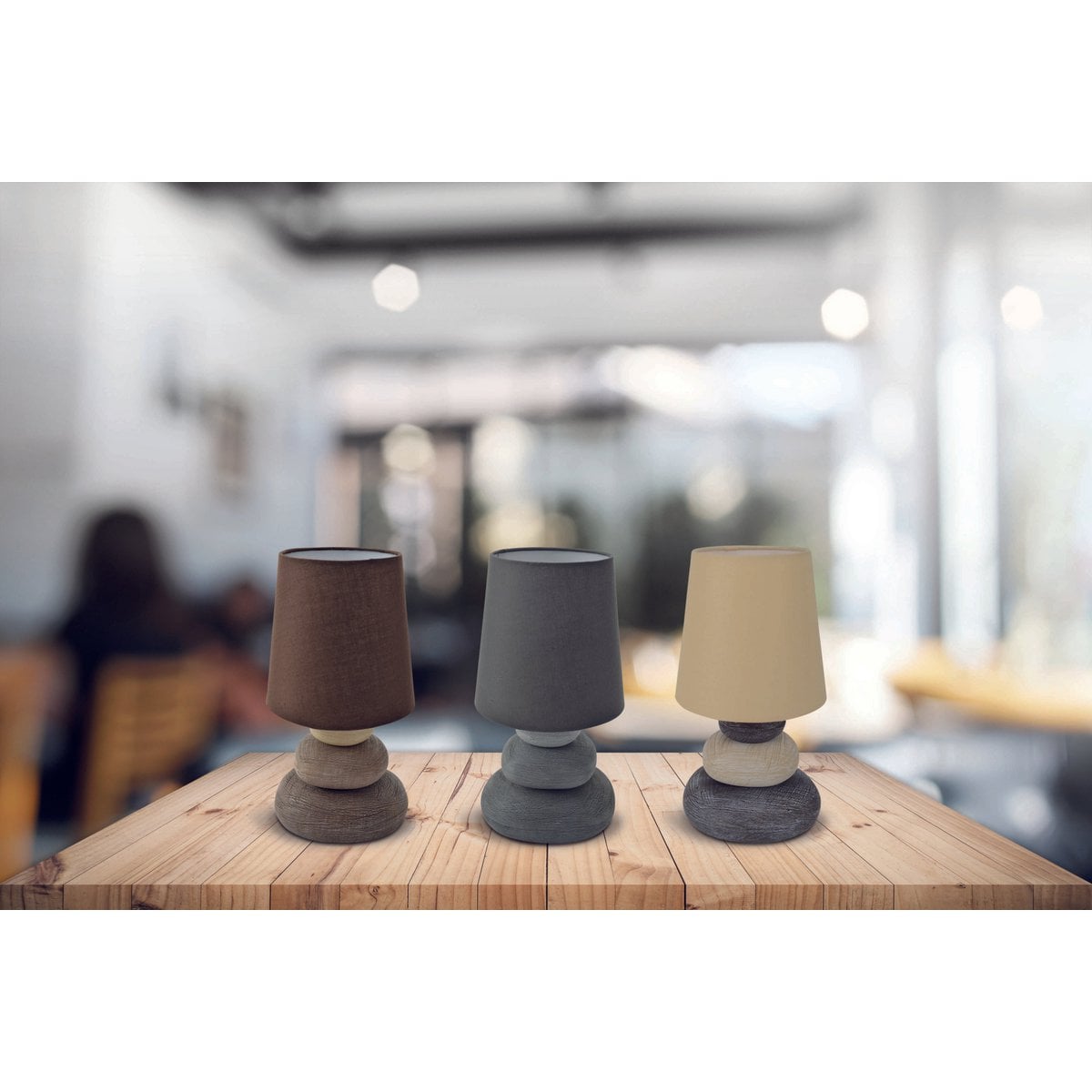 Lampe Stoney allumée dans un salon moderne