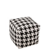 Pouf J-Line Wide avec des accessoires de décoration autour