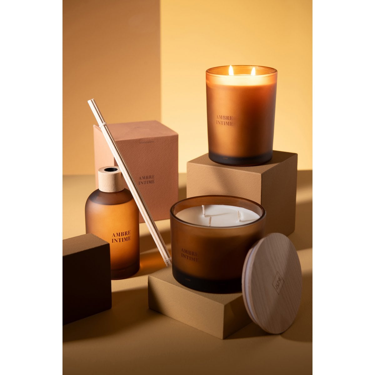Bougie parfumée J-Line Ambre Intime dans un décor chic