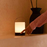 Lampe de table rechargeable en bois marron foncé Avery