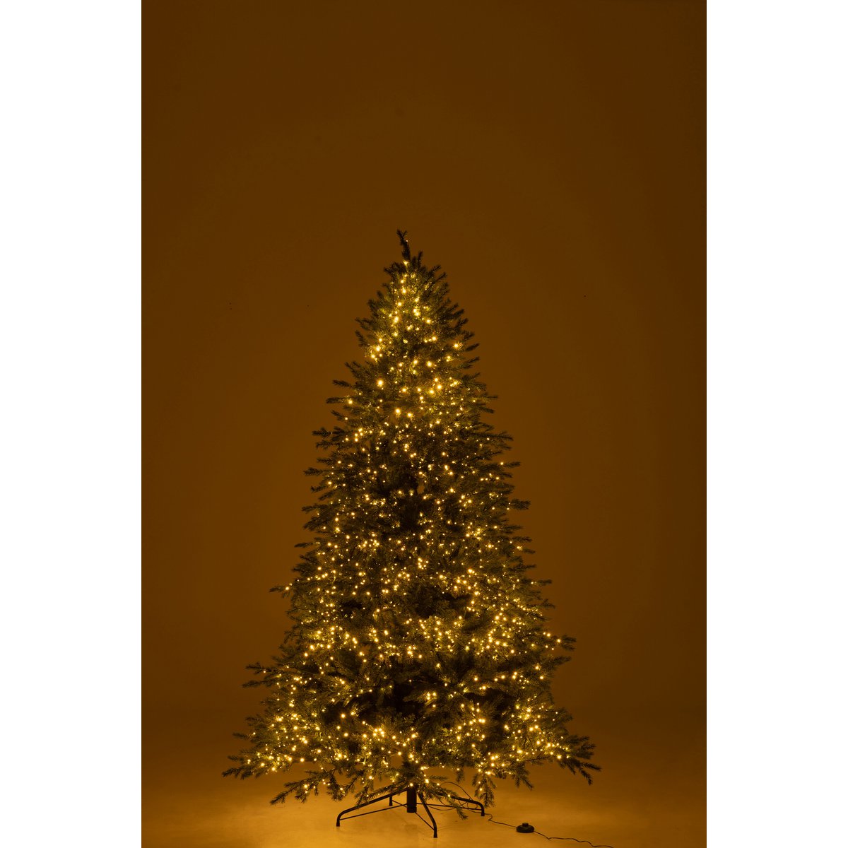 Détail du sapin de Noël J-Line, mettant en avant ses lumières LED scintillantes.