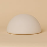 Détail de la base en bois d'hévéa de la lampe Timo