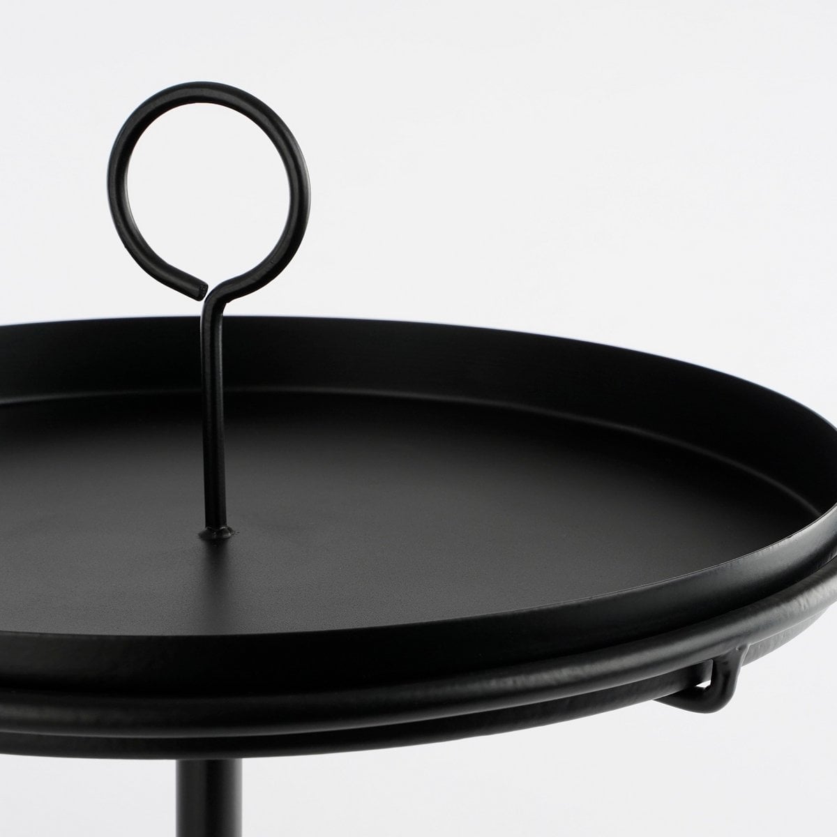 Vue de côté de la table d'appoint Aston Noir en métal