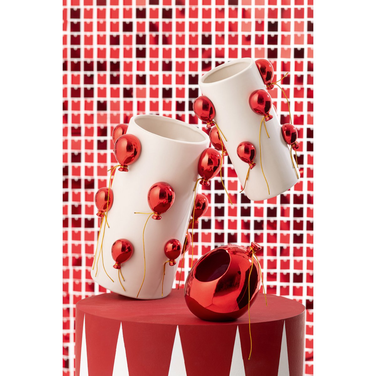 Pot de fleur J-Line Balloon en céramique rouge, vue latérale