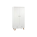 Détail des pieds inclinés en bois de pin de l'armoire