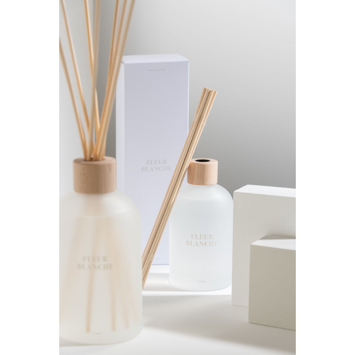 Diffuseur J-Line Fleur Blanche - ambiance dans un salon moderne