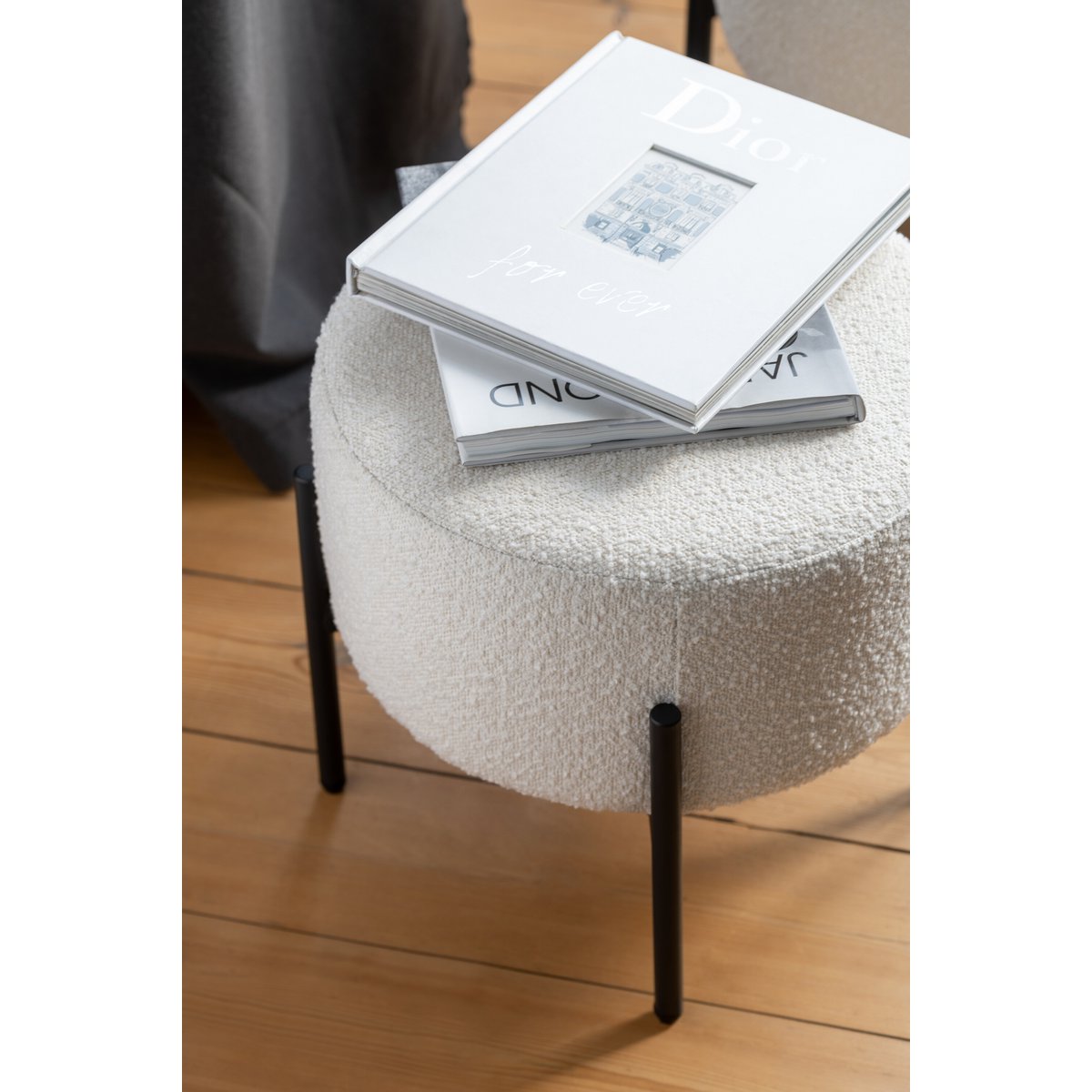 Tabouret J-Line Bouclé sur fond blanc