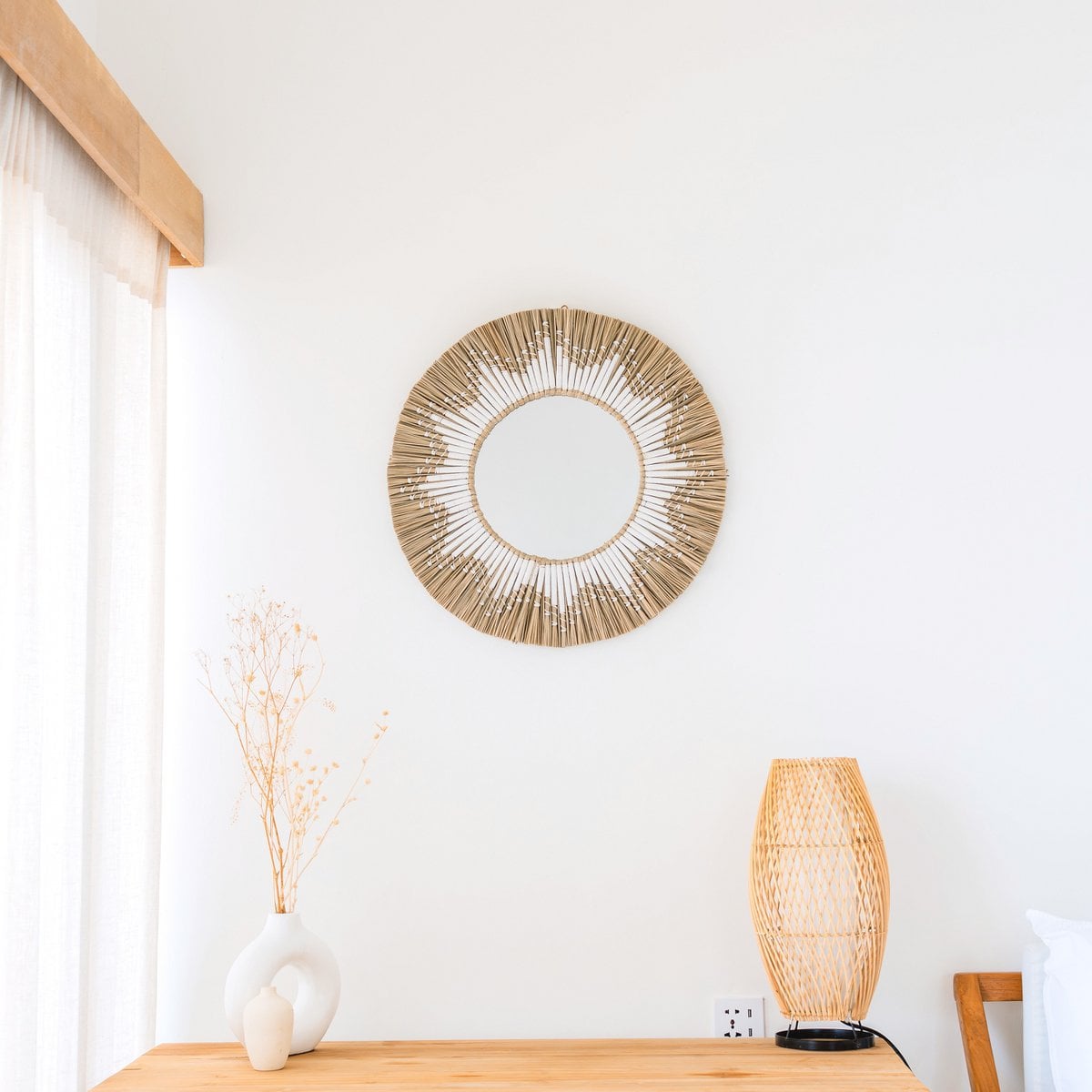 Miroir Randu accroché dans un salon moderne