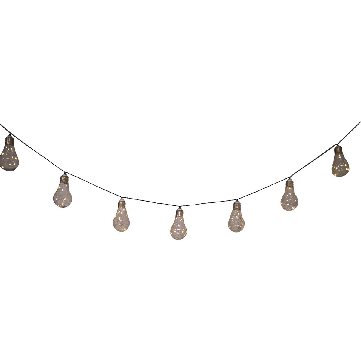 Chaîne lumineuse installée dans un jardin