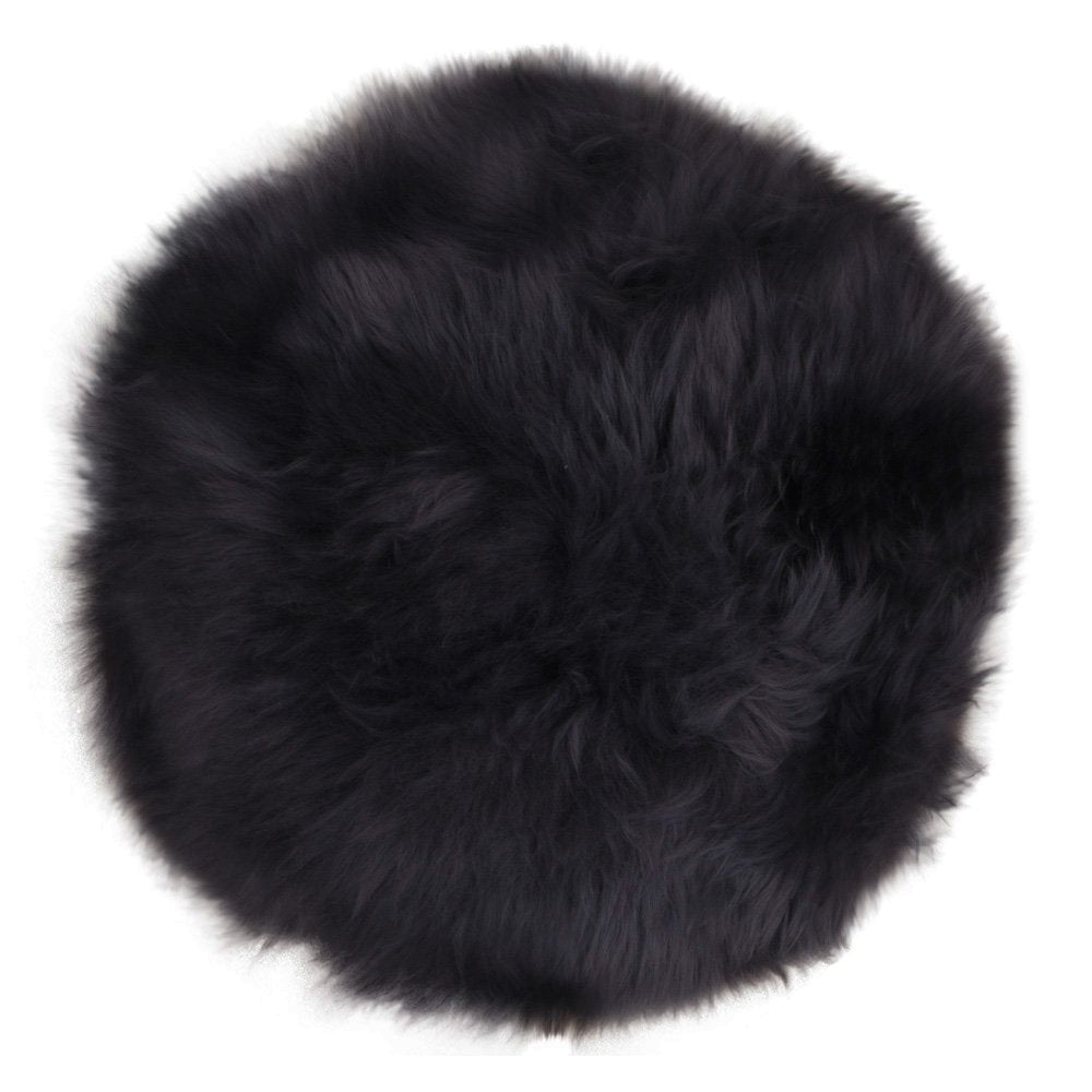 Coussin en cuir d'agneau noir sur fond blanc, vue de face