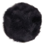 Coussin en cuir d'agneau noir sur fond blanc, vue de face