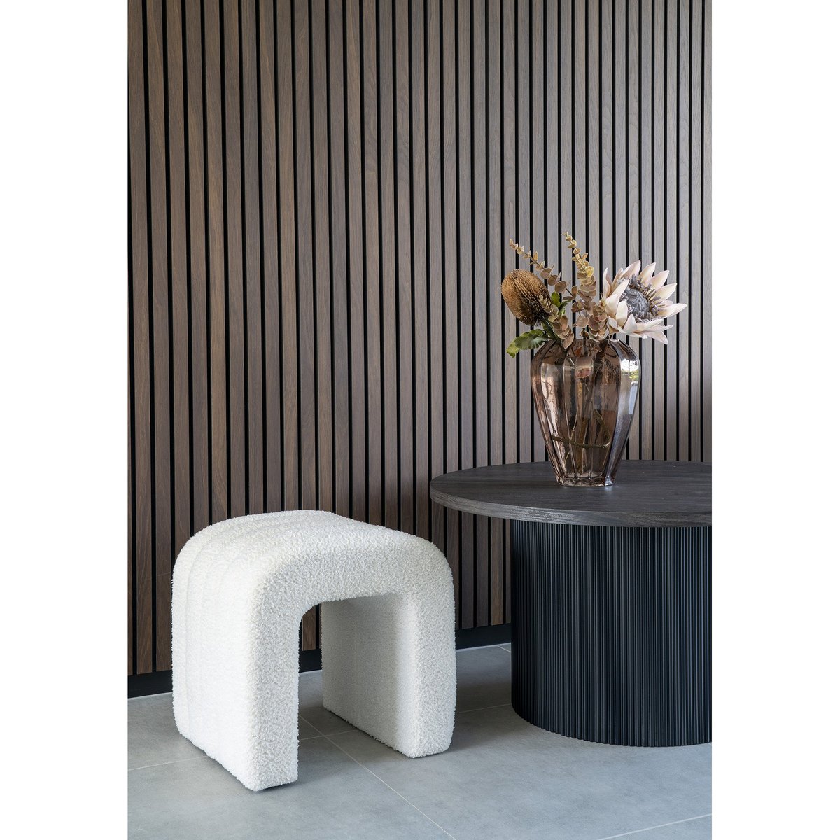 Vue latérale du Pouf Colma blanc, mettant en valeur sa forme élégante