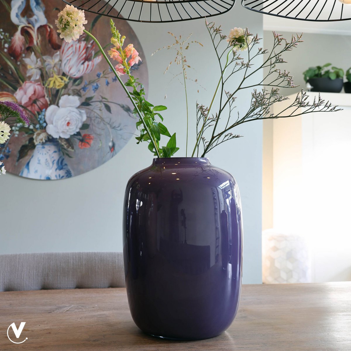 Vase Artic Purple avec un bouquet de fleurs colorées