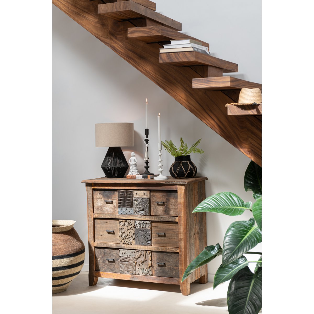 Ambiance industrielle avec l'armoire J-Line en arrière-plan