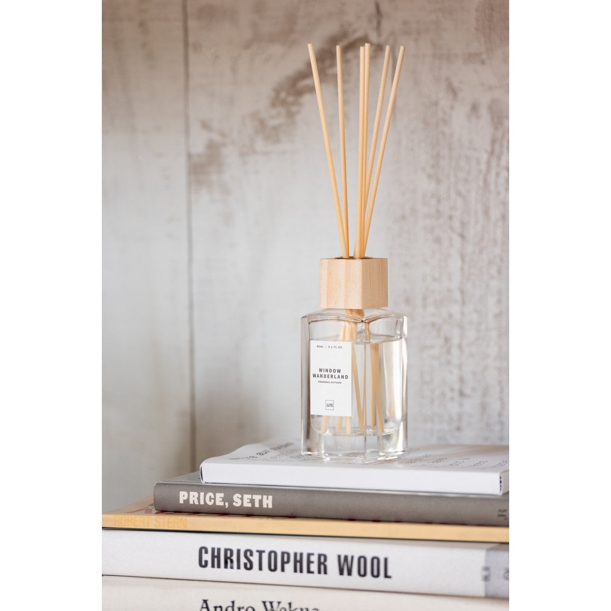 Bâtonnets parfumés J-Line sur une table moderne