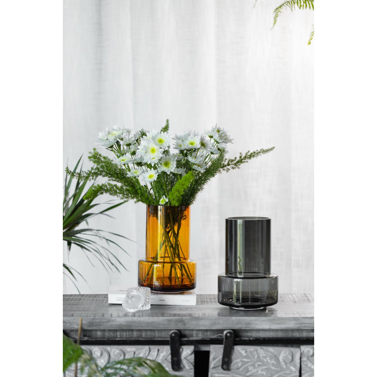 Vase TYLER 12AM en verre avec un bouquet de fleurs colorées