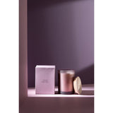 Bougie J-Line Figue Frivole avec couvercle, ambiance salon