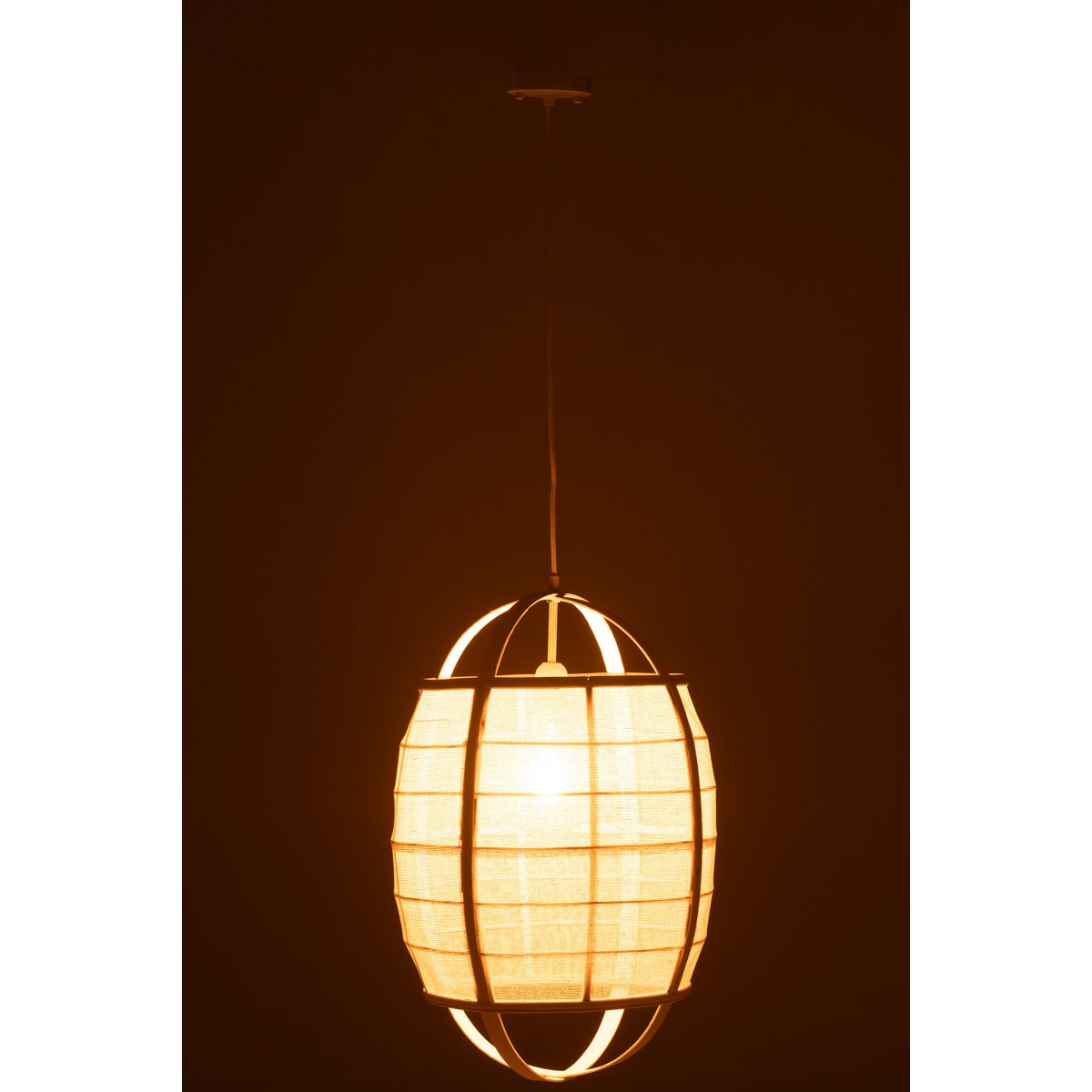 Lampe à suspension J-Line Ion dans une cuisine moderne