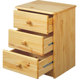 Détail des tiroirs en bois de la commode