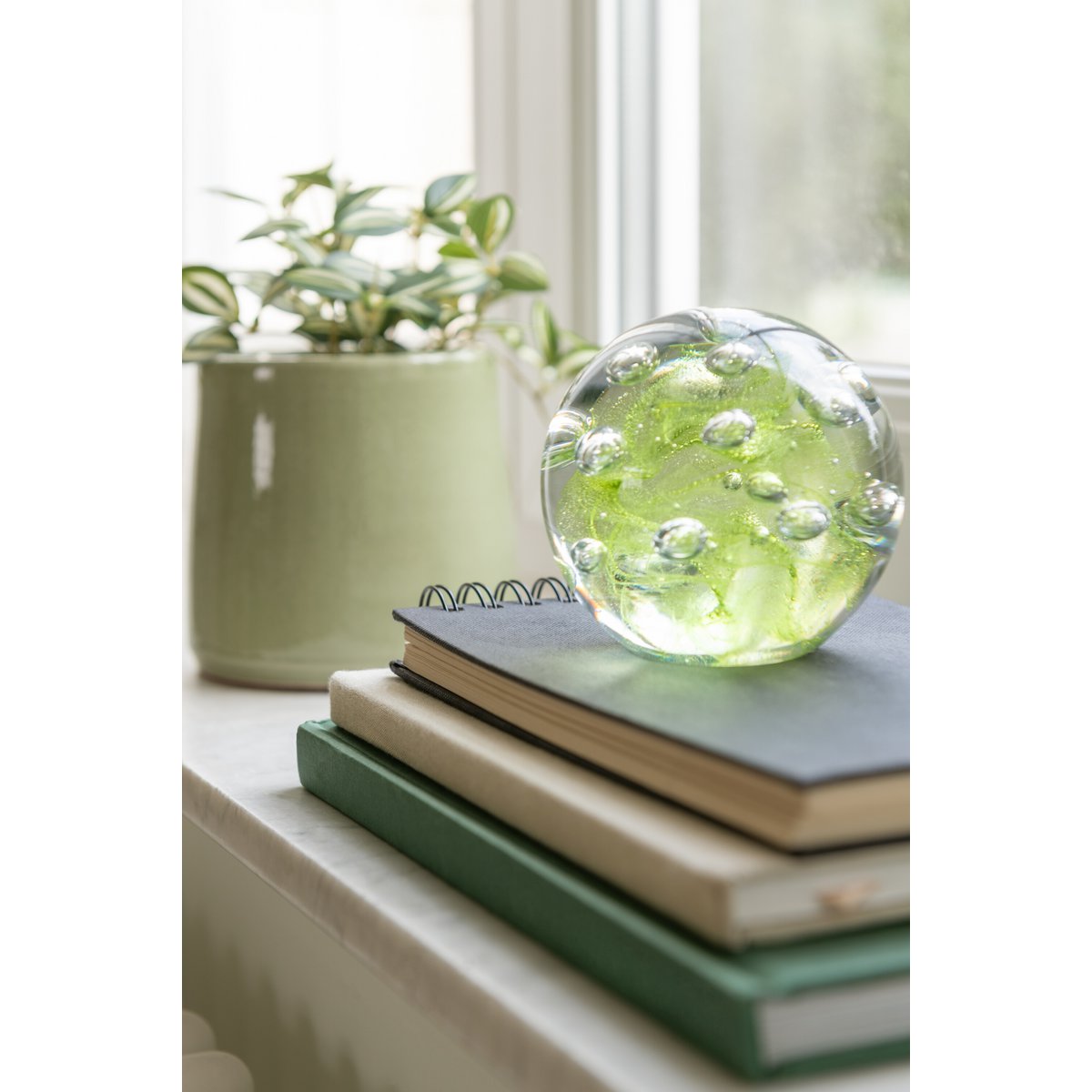 Détail du presse-papier J-Line Bulles d'air, design moderne en verre