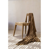 Détail du siège en bois massif de la chaise Paxi