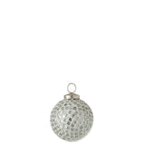 Boule de Noël J-Line sur une table décorée pour les fêtes