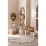 Tapis J-Line beige avec des accessoires de décoration