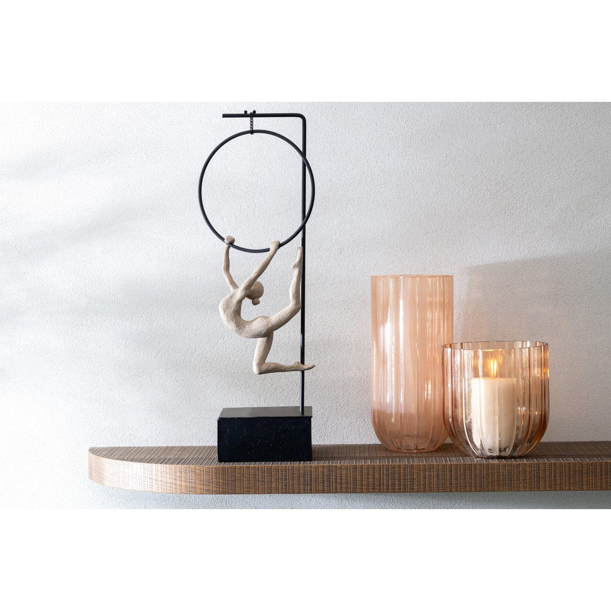 Vase Yari Stripes J-Line en verre transparent avec teinte peach, diamètre 15 cm.