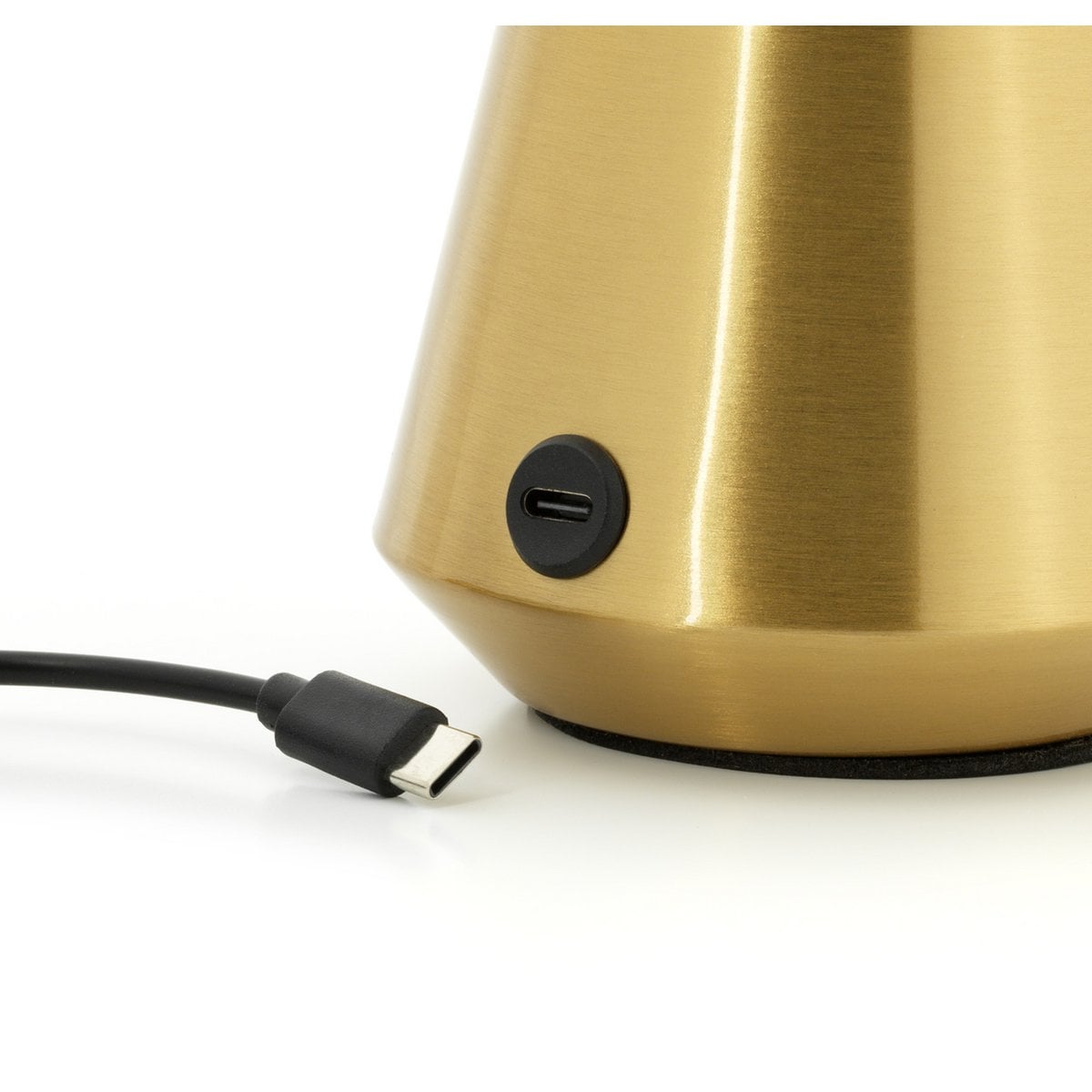 Lampe Mushlampio en laiton, éclairage doux sur un fond neutre