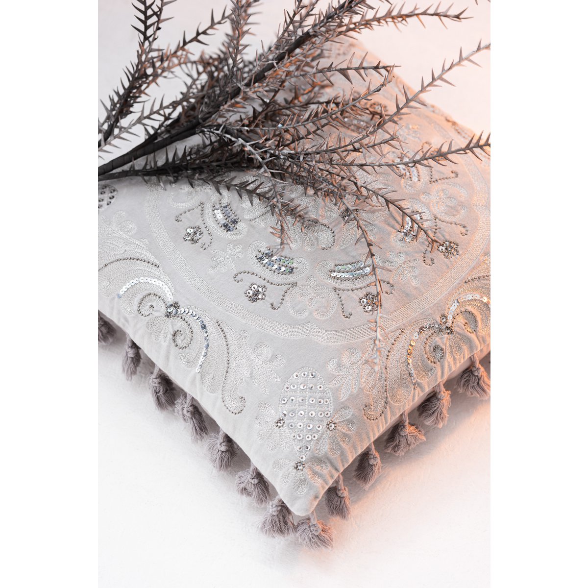 Coussin J-Line gris en situation dans un salon moderne