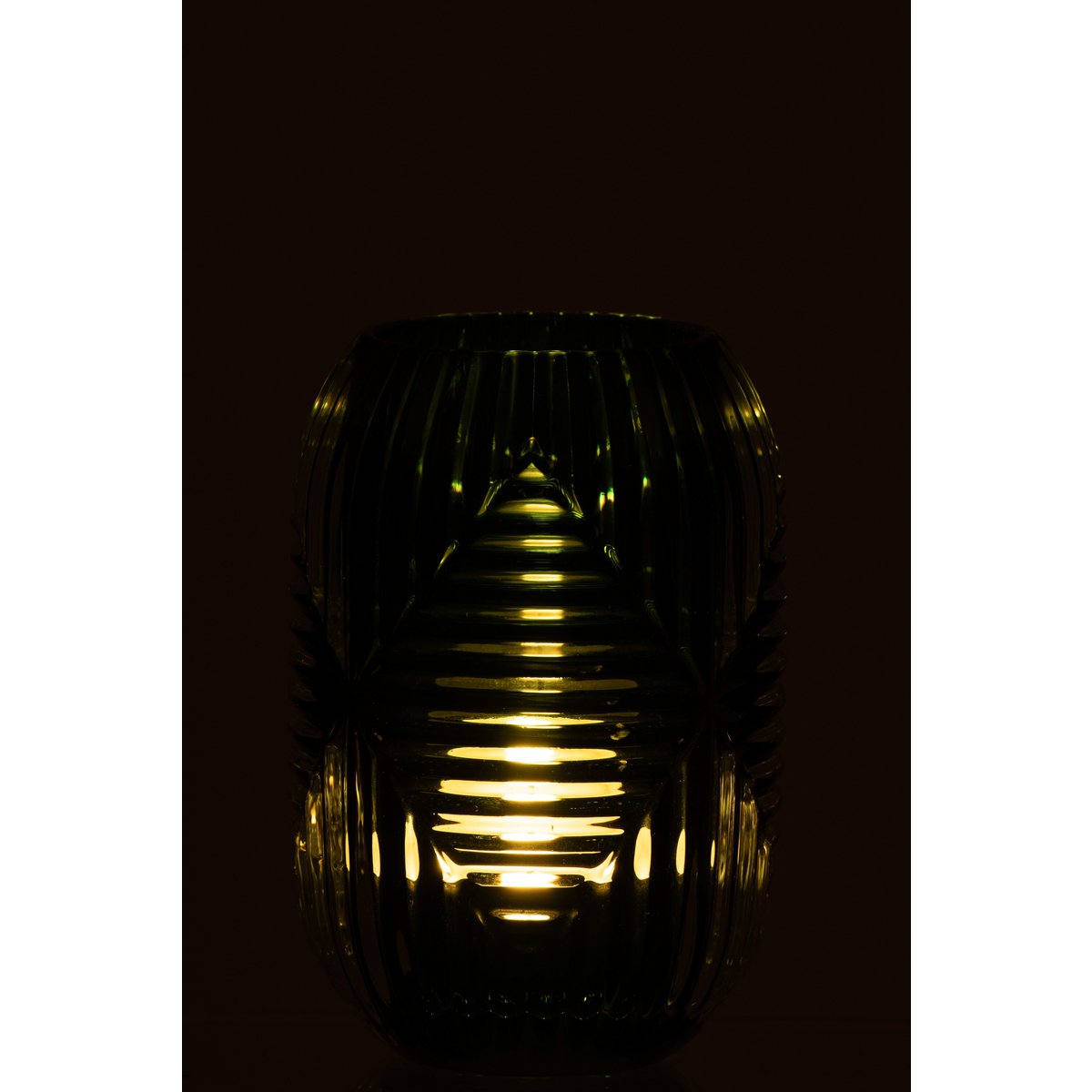 Bougeoir J-Line en verre vert, ambiance lumineuse dans un salon moderne