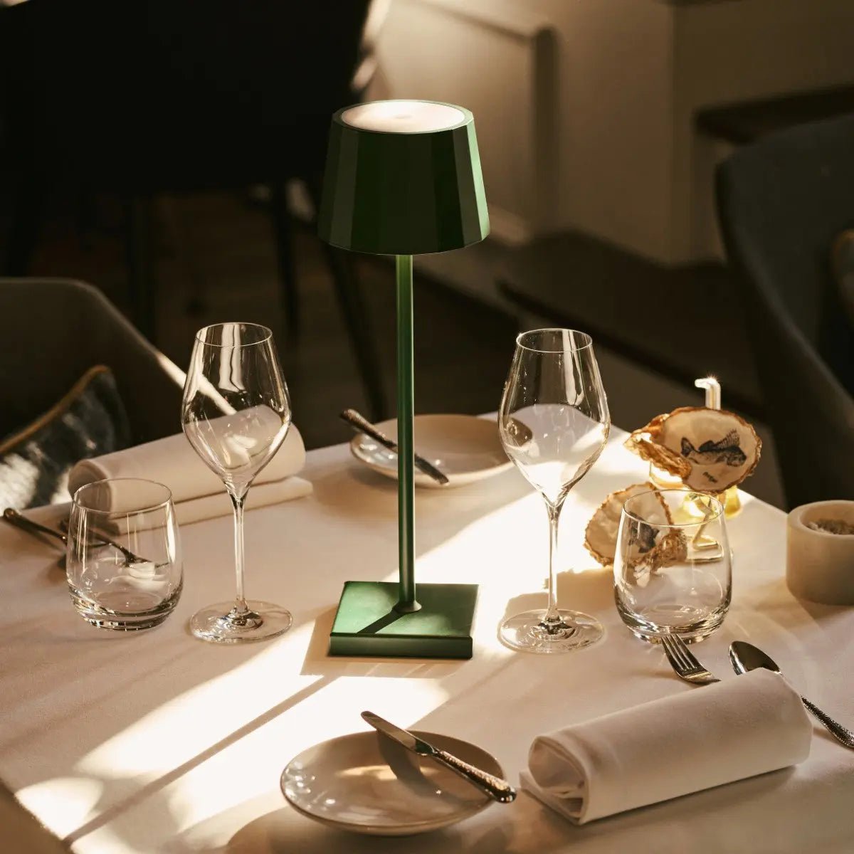 Lampe de table William sur un bureau élégant