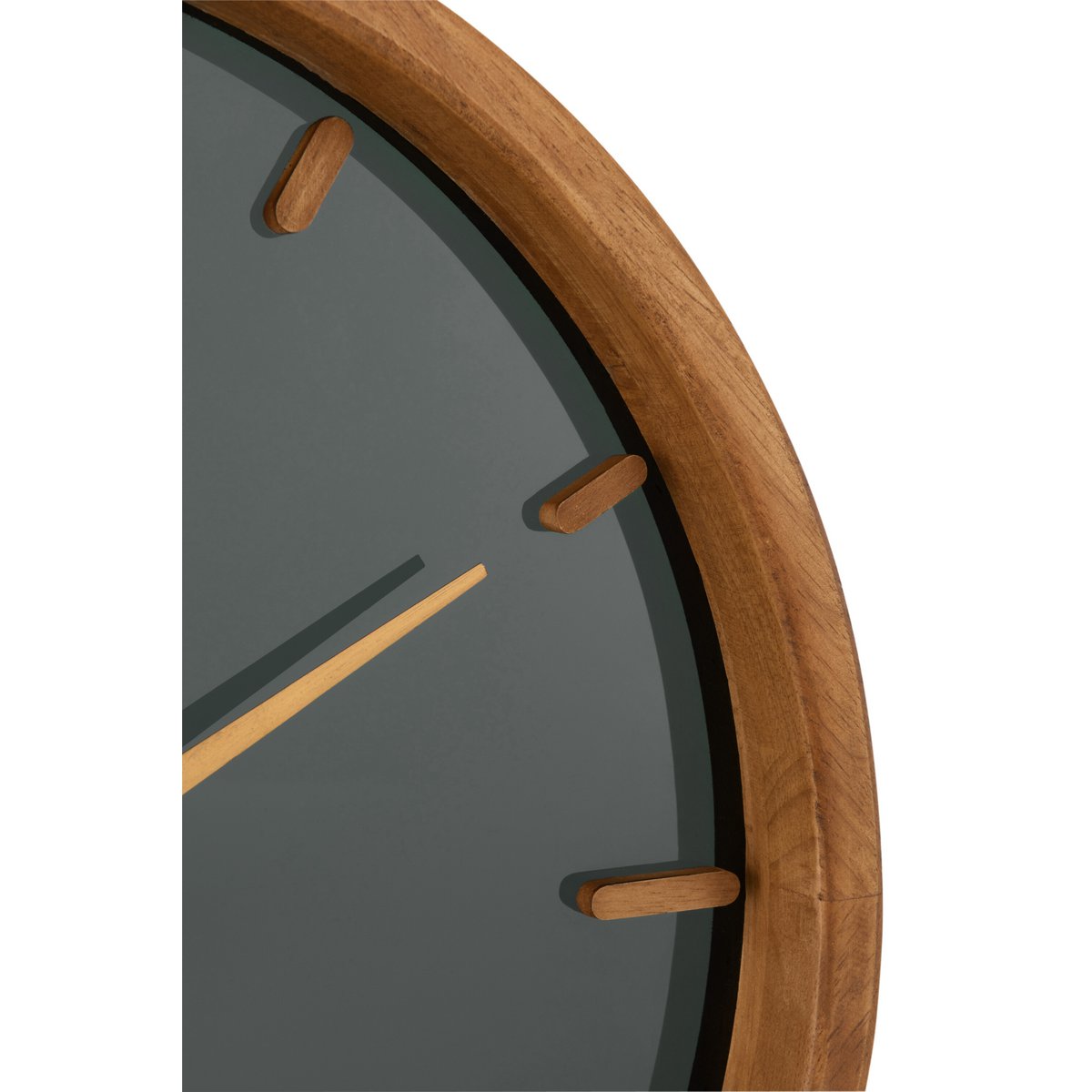 Horloge murale J-Line en situation dans un salon élégant, ambiance vintage