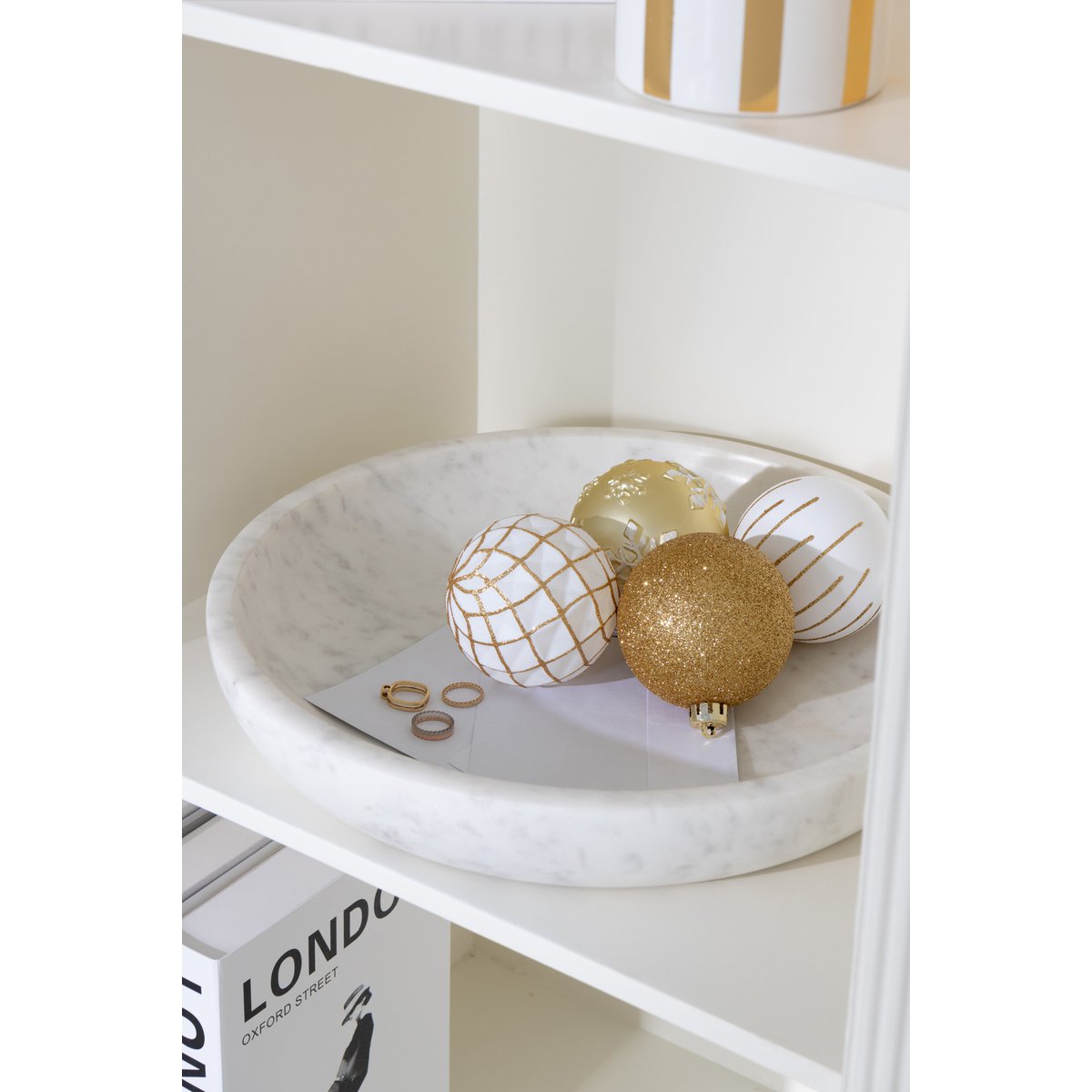 Bol en marbre blanc J-Line, vue de face sur une table moderne