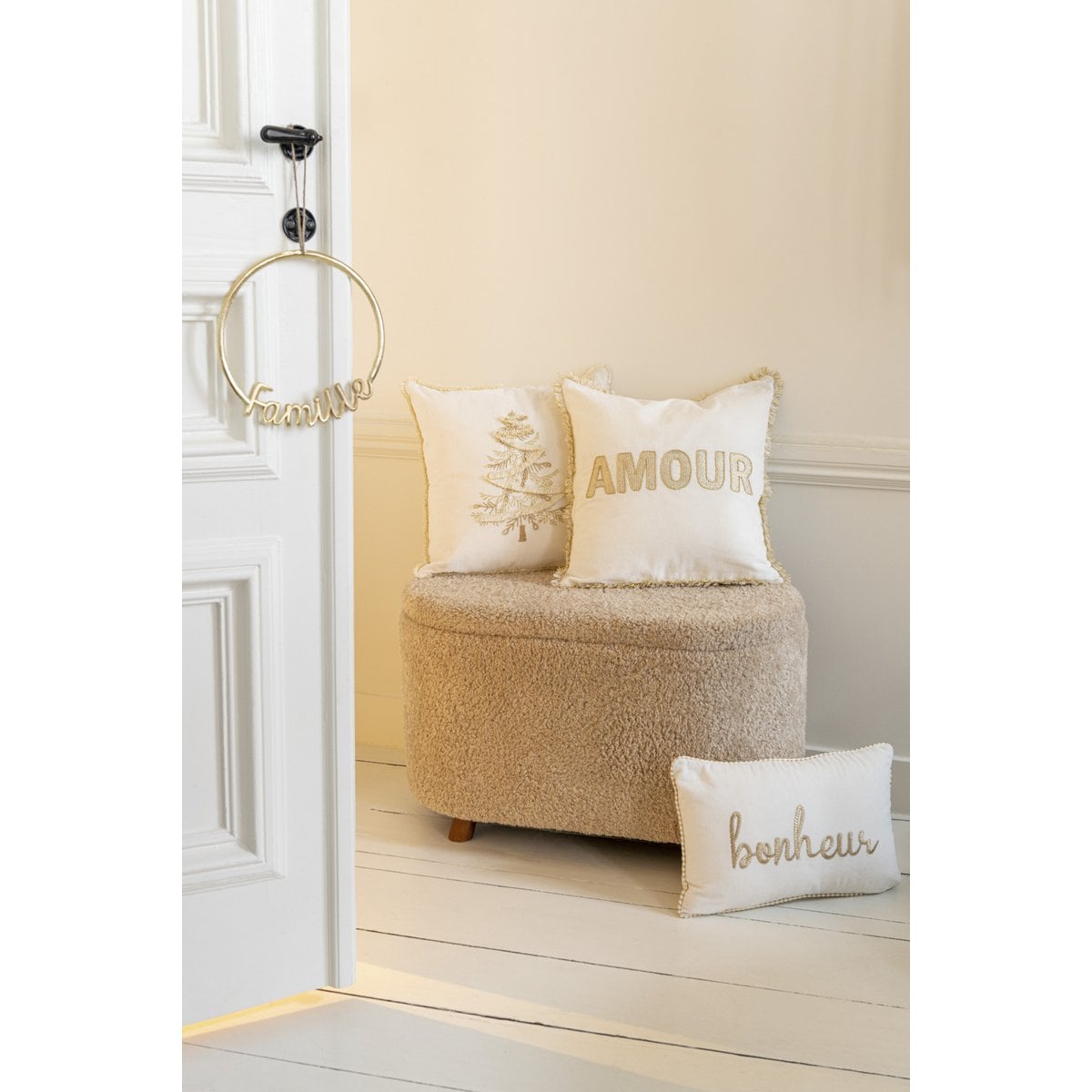 Coussin J-Line Arbre présenté dans un décor contemporain