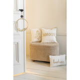 Coussin J-Line Arbre présenté dans un décor contemporain