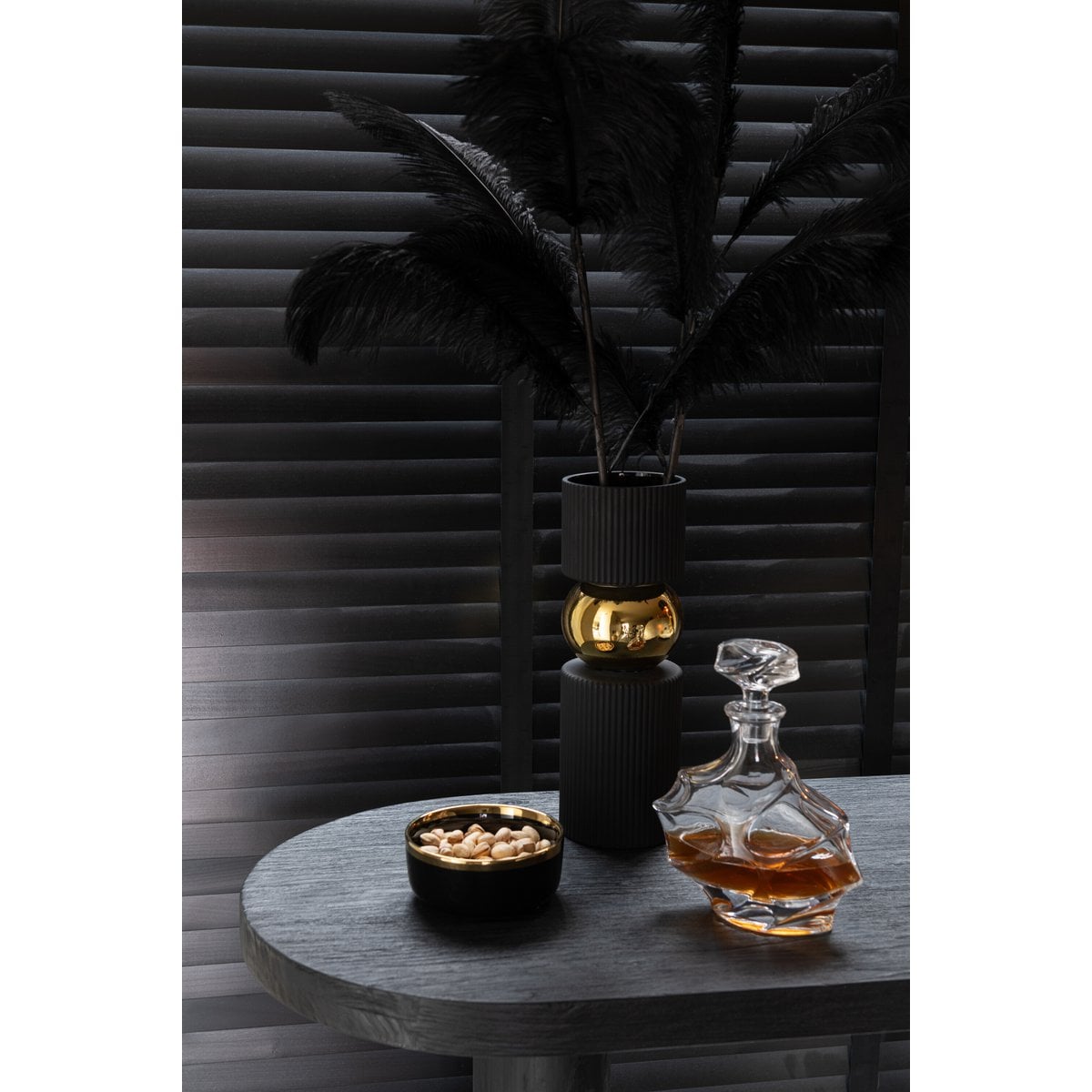 Bol J-Line en céramique noir et or - mise en scène sur une table élégante