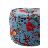 Détail du motif floral sur le pouf J-line bleu