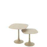 Détail des pieds en fer des tables J-Line Square
