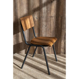 Chaise J-Line avec des accessoires de décoration