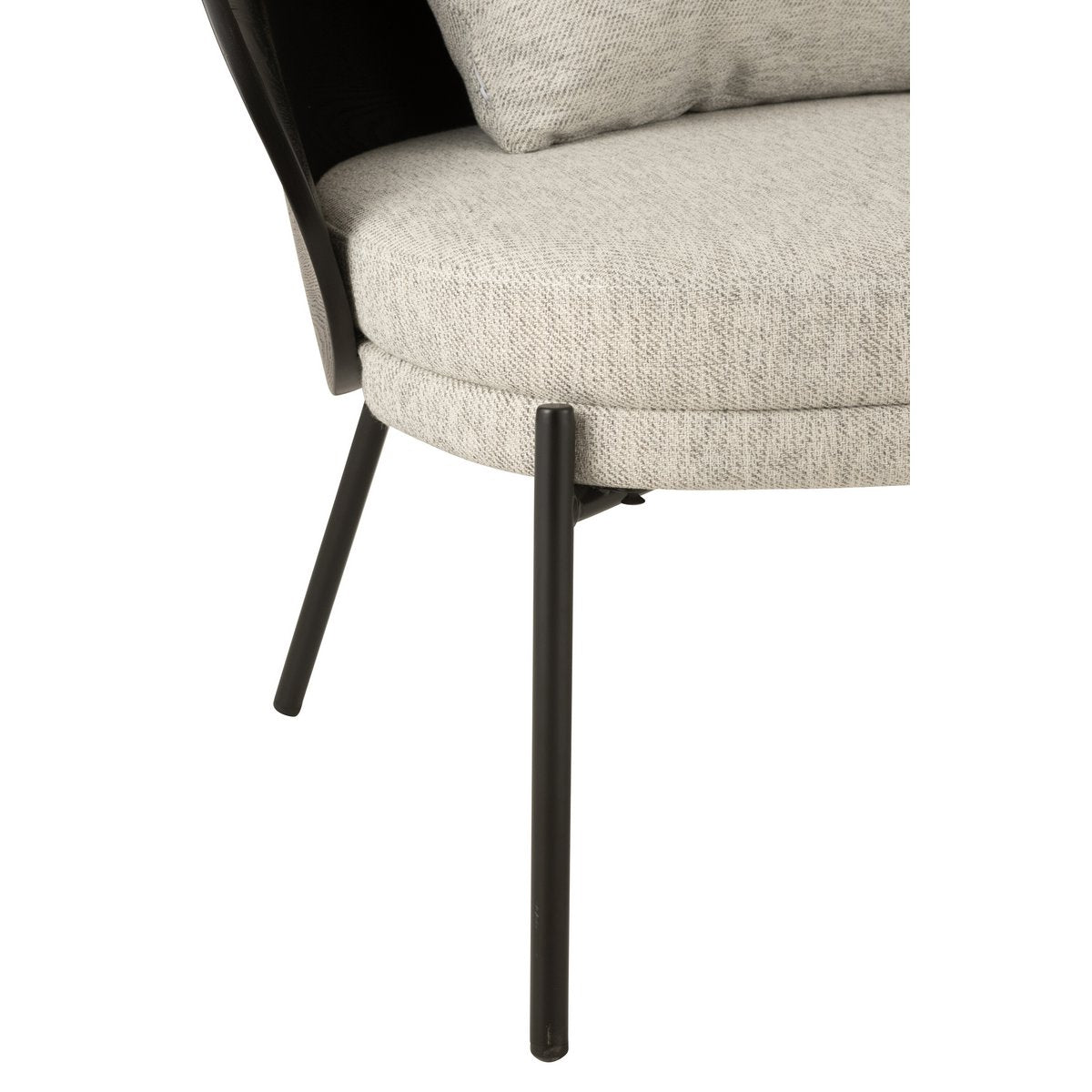 Vue de face de la chaise longue J-Line Lone, mettant en avant ses lignes épurées.