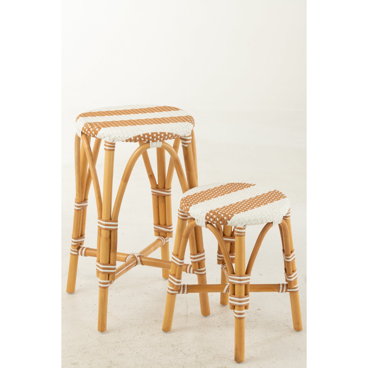 Tabouret de bar J-Line Live placé dans une cuisine moderne