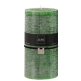 Bougie J-Line en cire vert clair illuminant un espace intérieur