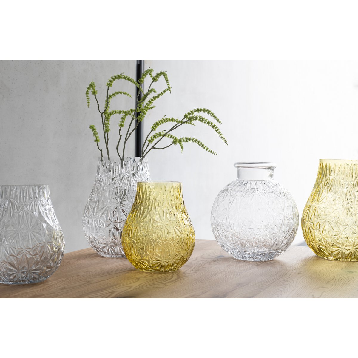 Vase NOx Affût J-Line en verre jaune, sur une table
