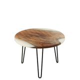 Table d'appoint J-Line Round avec accessoires déco sur la surface