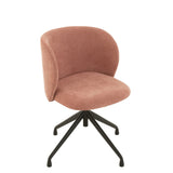 Chaise J-Line rose clair mise en scène dans un décor contemporain